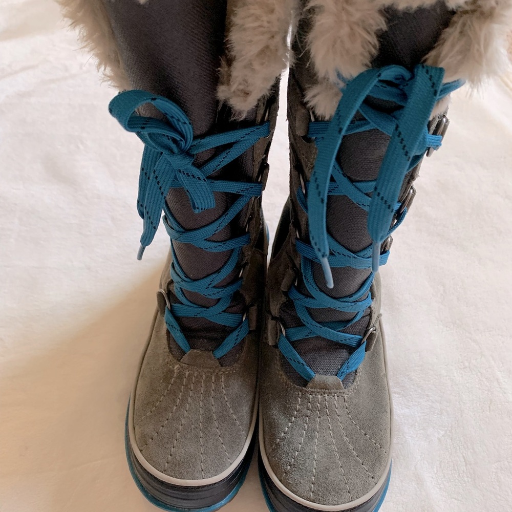 Women's Gray Winter Boots with Teal Laces